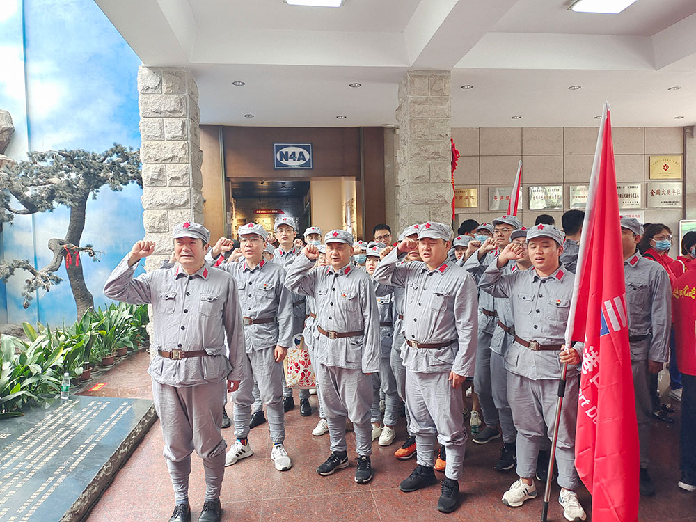 4口岸生长机关支部联合供应链支部赴句容茅山新四军纪念馆开展党史教育活动。在新四军纪念馆展馆大厅，，，全体党员面临党旗，，，高举右手重温入党誓词，，，再次体会作为一名共产党员的责任感和使命感。.jpg